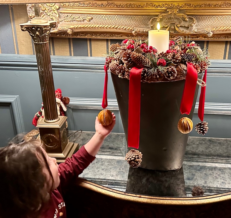 modern christmas arrangemnet