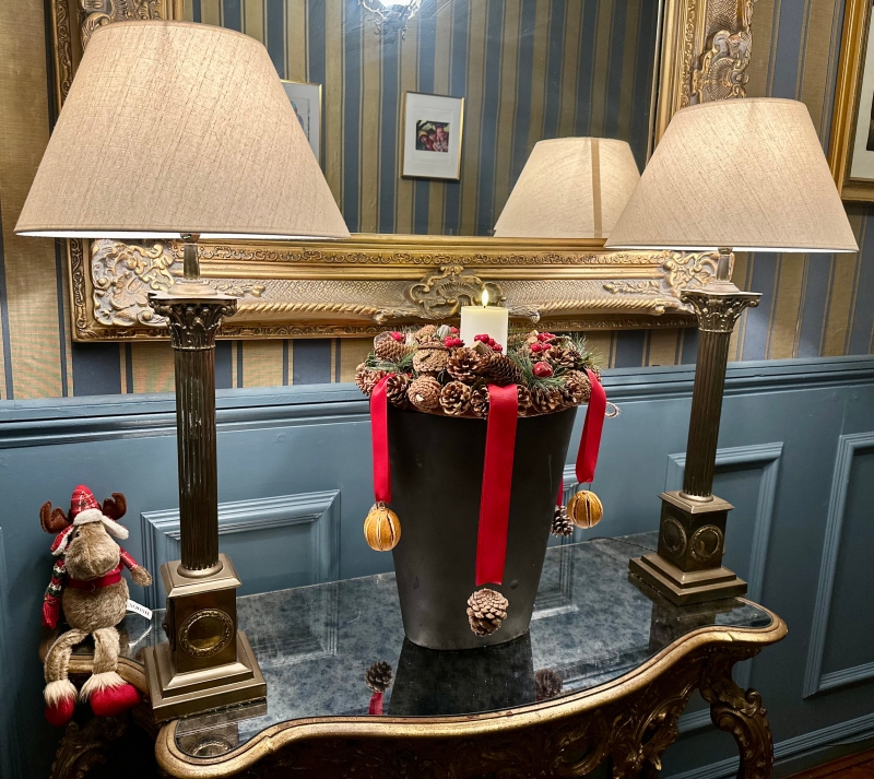 modern christmas arrangemnet