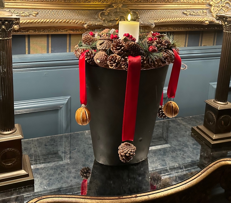 modern christmas arrangemnet