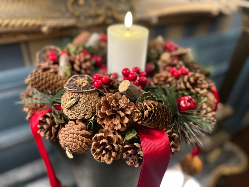 modern christmas arrangemnet