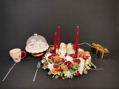 Festive classic candle arrangement