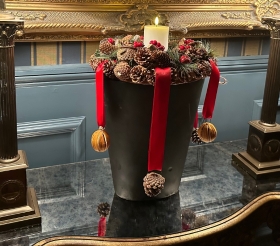 modern christmas arrangemnet