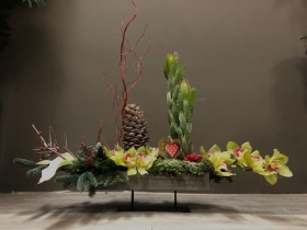 modern christmas arrangemnet