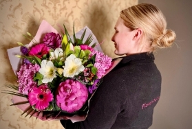 wonderfully vibrant bouquet,great choice.